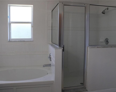 7840 Carriage Pointe Drive - Photo Thumbnail 29