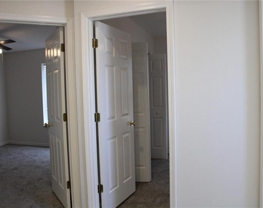 7840 Carriage Pointe Drive - Photo Thumbnail 13