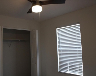 7840 Carriage Pointe Drive - Photo Thumbnail 16