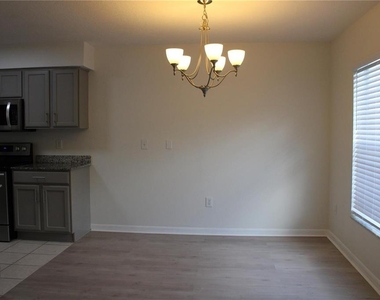 7840 Carriage Pointe Drive - Photo Thumbnail 8