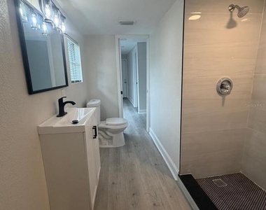 8424 N Highland Avenue - Photo Thumbnail 4
