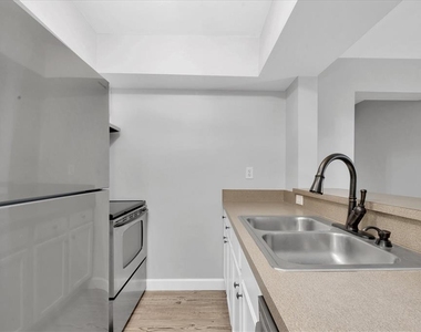 406 W Cedar Street - Photo Thumbnail 4