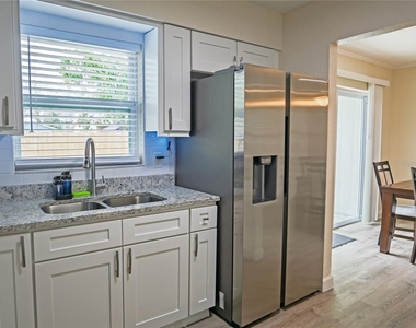 1122 Tangerine Street - Photo Thumbnail 3