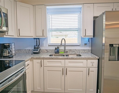 1122 Tangerine Street - Photo Thumbnail 5