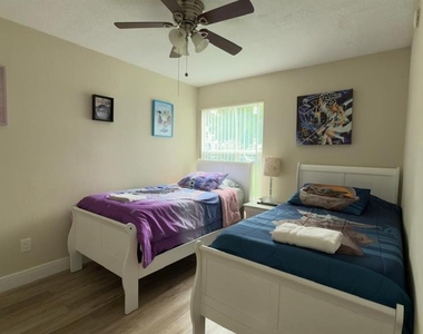 5014 Laguna Bay Circle - Photo Thumbnail 12