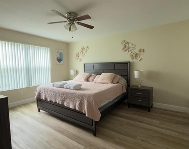 5014 Laguna Bay Circle - Photo Thumbnail 7