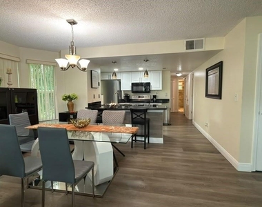 5003 Laguna Bay Circle - Photo Thumbnail 4