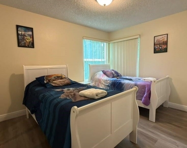 5003 Laguna Bay Circle - Photo Thumbnail 14