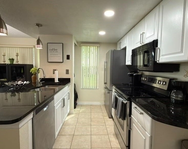 5003 Laguna Bay Circle - Photo Thumbnail 7