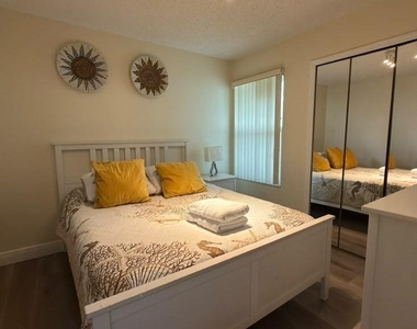 5003 Laguna Bay Circle - Photo Thumbnail 9