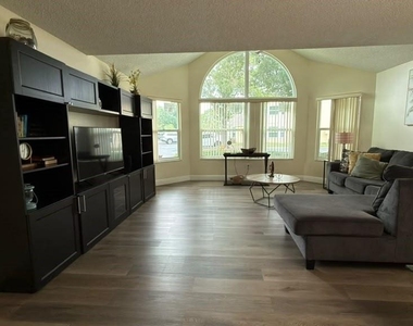 5003 Laguna Bay Circle - Photo Thumbnail 2