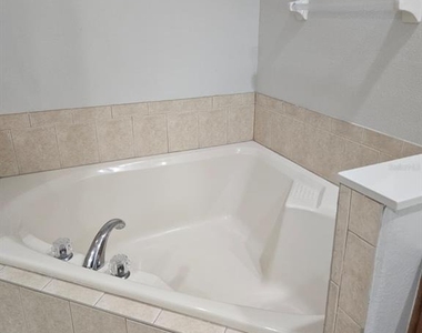 2461 Chatham Place Drive - Photo Thumbnail 13