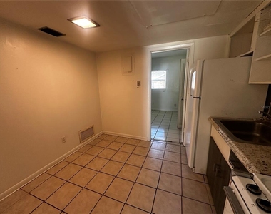 1315 Se Silver Springs Place - Photo Thumbnail 2