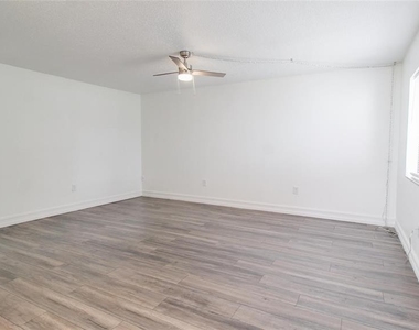 2509 Oak Park Way - Photo Thumbnail 2