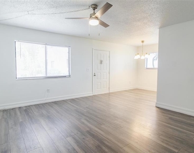 2509 Oak Park Way - Photo Thumbnail 8