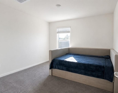 654 Park Place Blvd - Photo Thumbnail 16