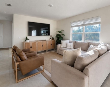 654 Park Place Blvd - Photo Thumbnail 4