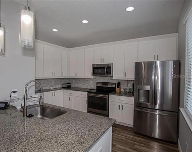 3855 S Fern Creek Avenue - Photo Thumbnail 7