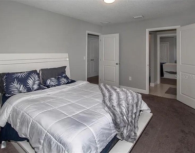 3855 S Fern Creek Avenue - Photo Thumbnail 9