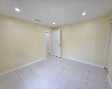 3633 Se 20th Terrace - Photo Thumbnail 12