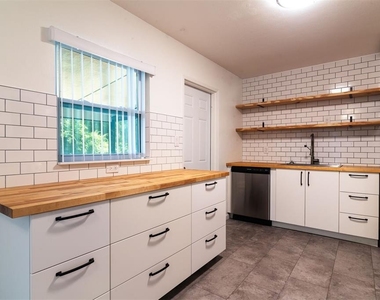 600 Nw 36th Drive - Photo Thumbnail 15