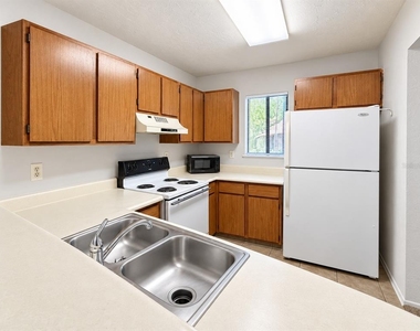 111 Se 16th Avenue - Photo Thumbnail 2