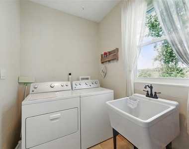 1426 Crestview Drive - Photo Thumbnail 20