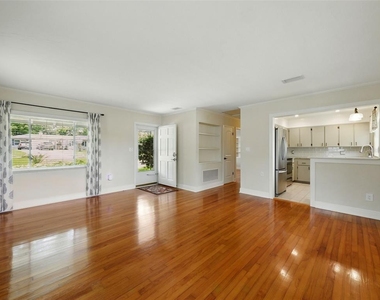 1426 Crestview Drive - Photo Thumbnail 3