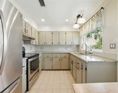 1426 Crestview Drive - Photo Thumbnail 8