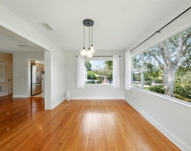 1426 Crestview Drive - Photo Thumbnail 5