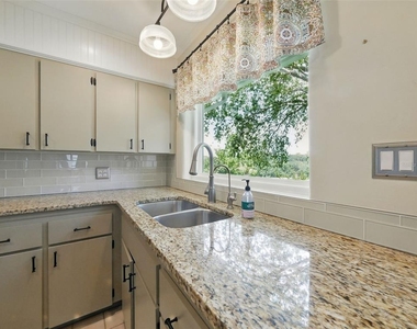 1426 Crestview Drive - Photo Thumbnail 9