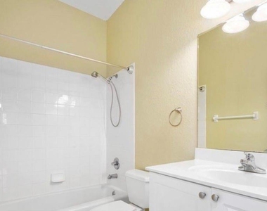 3132 Connemara Drive - Photo Thumbnail 17