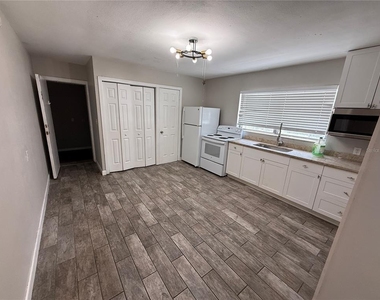 937 15th Street W - Photo Thumbnail 4