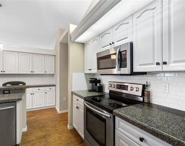 5828 Sandy Pointe Drive - Photo Thumbnail 8