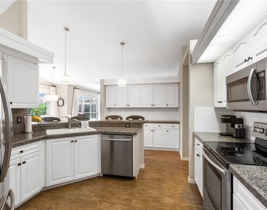 5828 Sandy Pointe Drive - Photo Thumbnail 6
