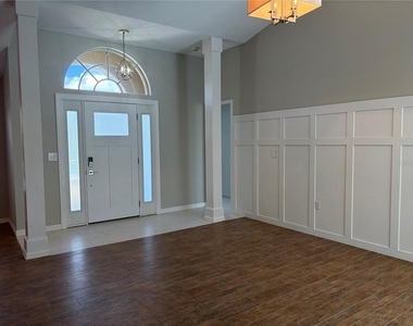 5828 Sandy Pointe Drive - Photo Thumbnail 4