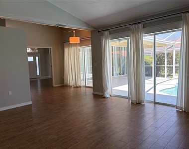 5828 Sandy Pointe Drive - Photo Thumbnail 9