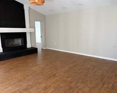 5828 Sandy Pointe Drive - Photo Thumbnail 10