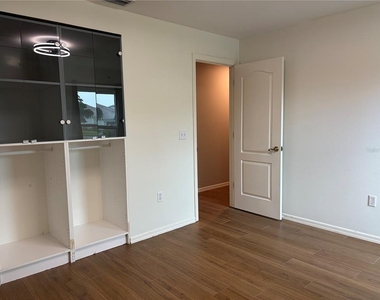 5828 Sandy Pointe Drive - Photo Thumbnail 18