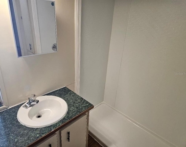 711 51st Avenue Plaza W - Photo Thumbnail 11