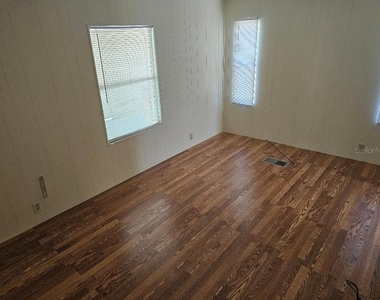 711 51st Avenue Plaza W - Photo Thumbnail 6