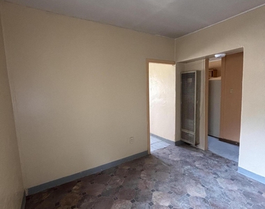 4000 1/2 Sacramento Avenue - Photo Thumbnail 6