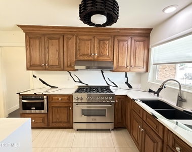 8500 Edgemere Boulevard - Photo Thumbnail 6