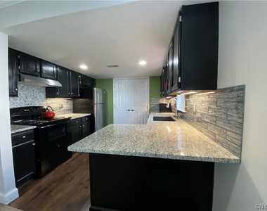 447 Summerhaven Drive N - Photo Thumbnail 5