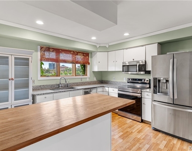 353 Lakefront Boulevard - Photo Thumbnail 7