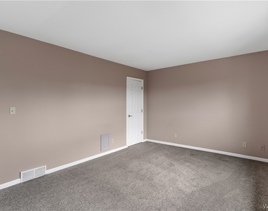 353 Lakefront Boulevard - Photo Thumbnail 12
