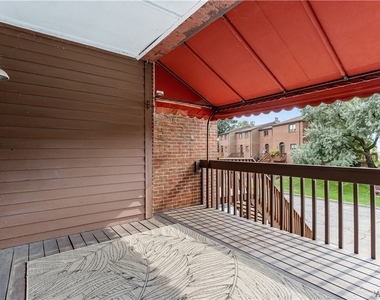353 Lakefront Boulevard - Photo Thumbnail 2