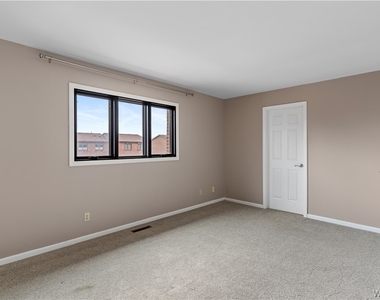353 Lakefront Boulevard - Photo Thumbnail 11