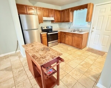 606 Marcus Street - Photo Thumbnail 3