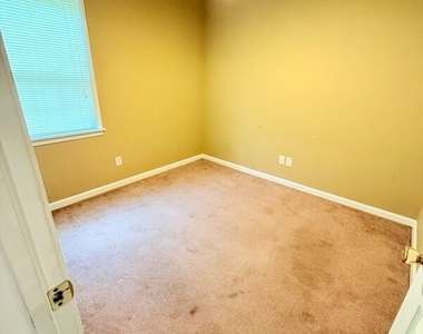 606 Marcus Street - Photo Thumbnail 4